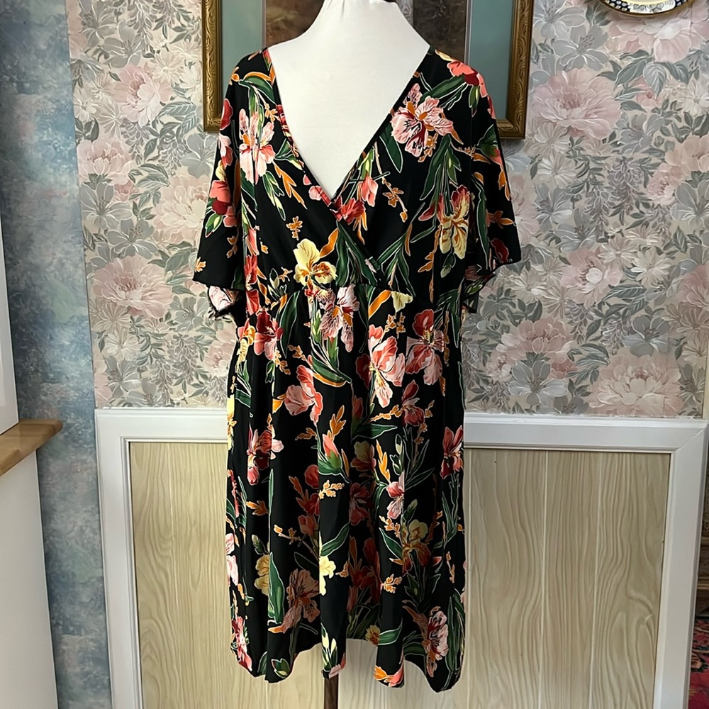 Woman's black floral dress size: 4XL